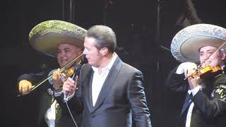 Luis Miguel en vivo  Sabes una cosa [upl. by Yffub]