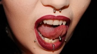 REVIEW REALISTIC LOOKING VAMPIRE FANGS [upl. by Millicent318]